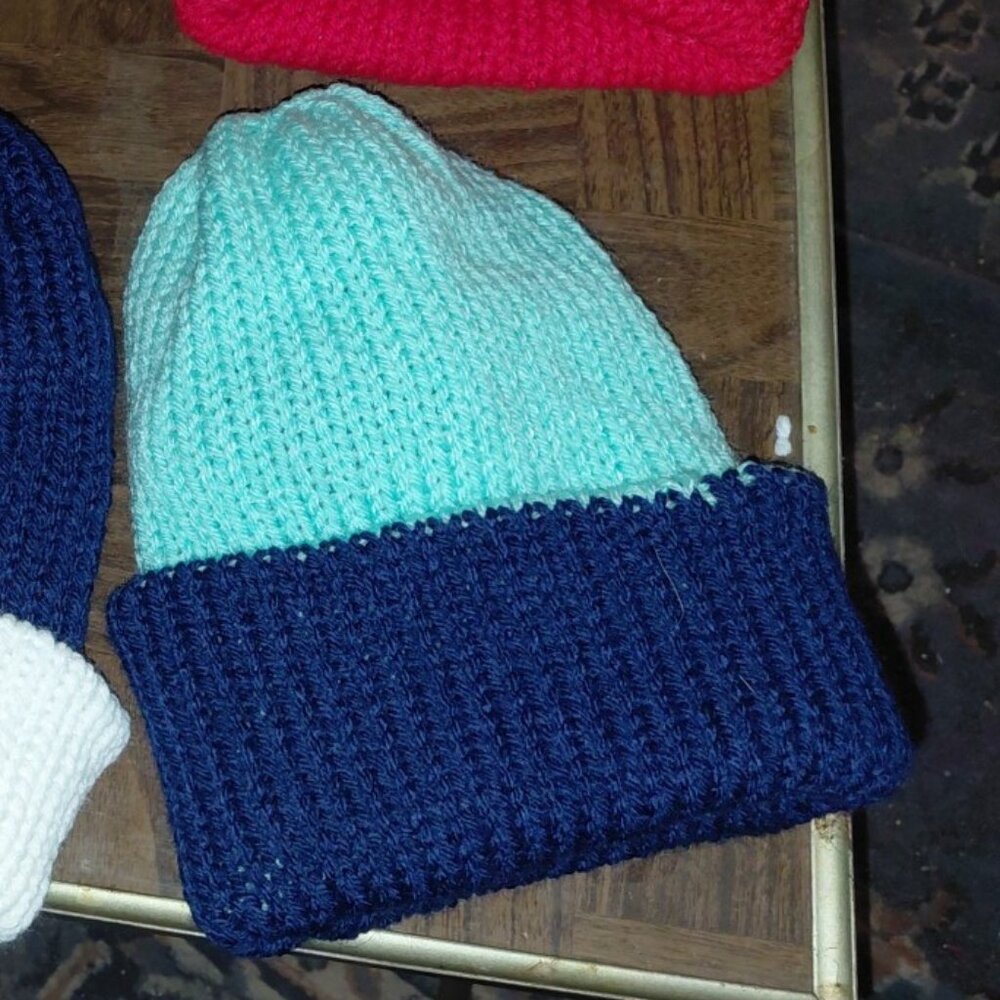 Reversible dual color hat